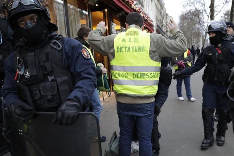 Fransanın bir çox şəhərlərində təhsil işçilərinin kütləvi etiraz aksiyaları keçirilib