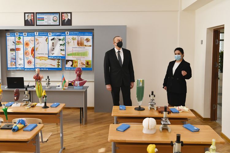 Президент Ильхам Алиев ознакомился с условиями, созданными в заново отстроенных школах в Сабунчинском и Сураханском районах