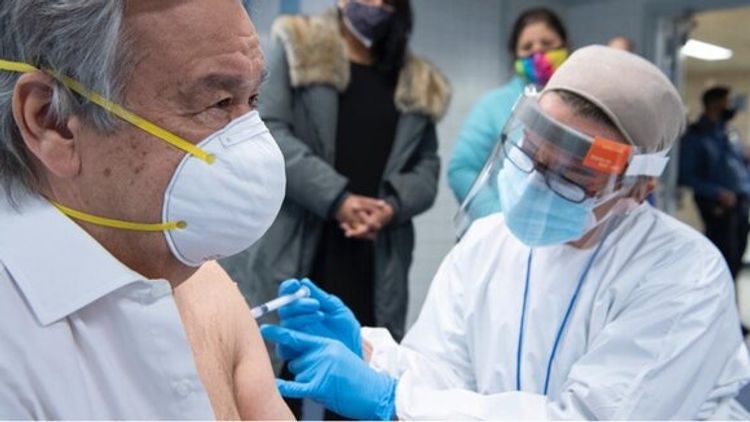 Генсек ООН сделал прививку от коронавируса - ФОТО