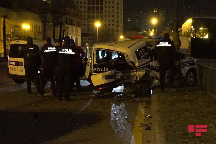 В Баку полицейская машина попала в аварию - ФОТО