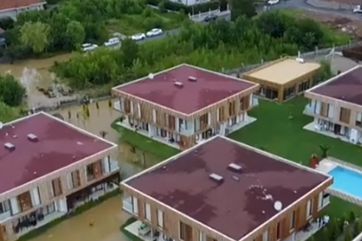 İstanbulda evlər si altında qalıb