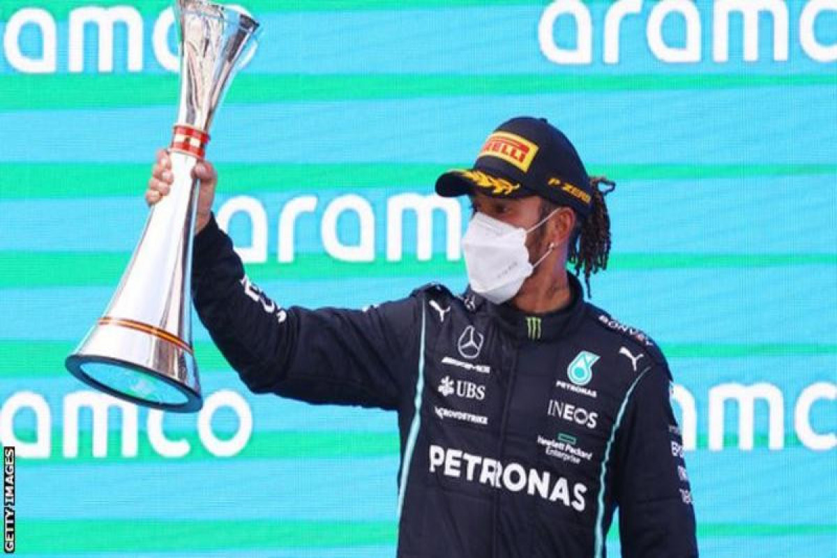 Hamilton signs new Mercedes contract