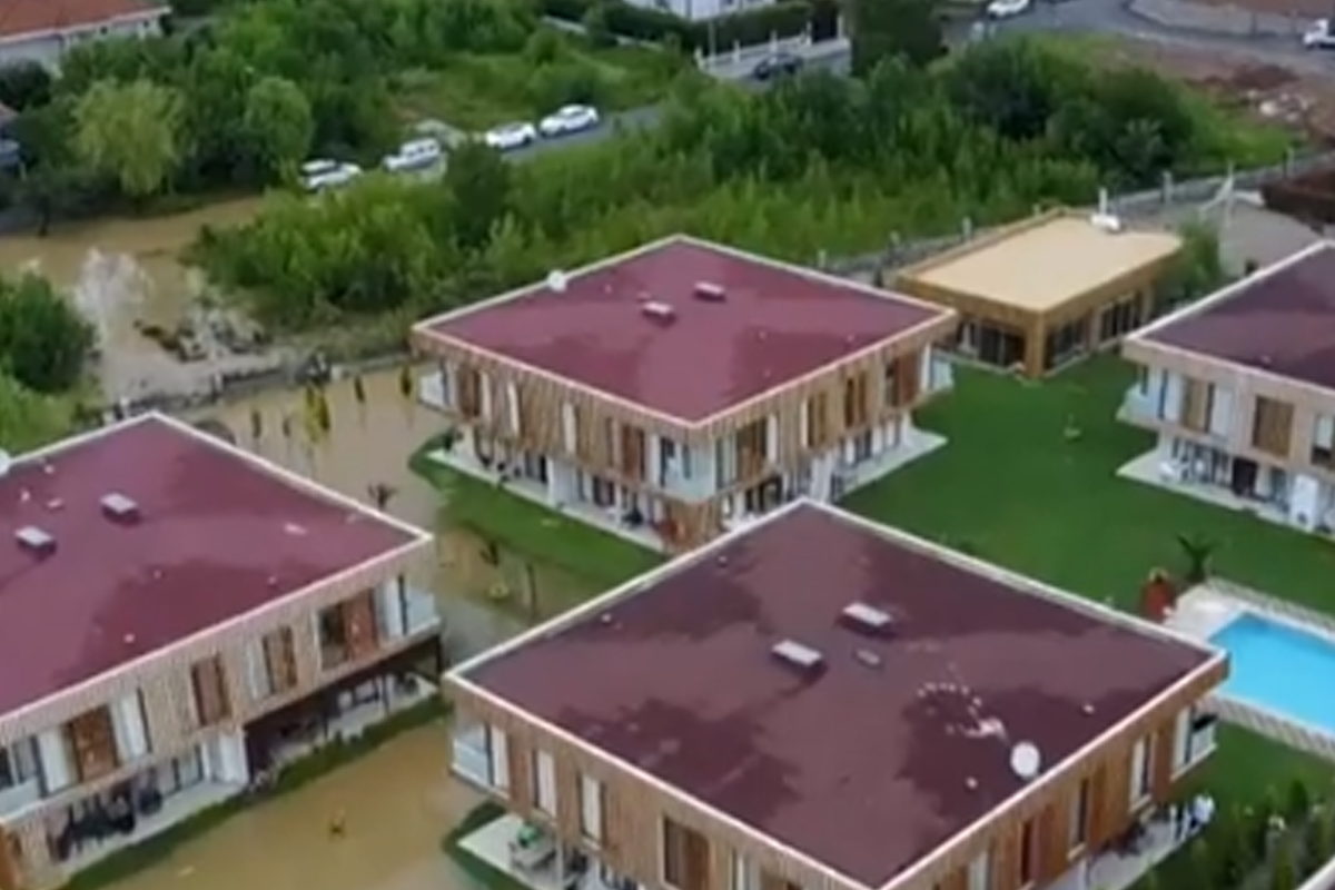 В Стамбуле дома затопило водой в результате селя