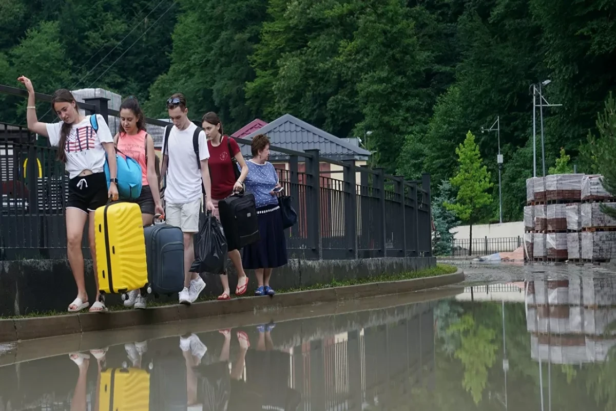 Жителей Сочи призвали быть готовыми к эвакуации из-за угрозы наводнения