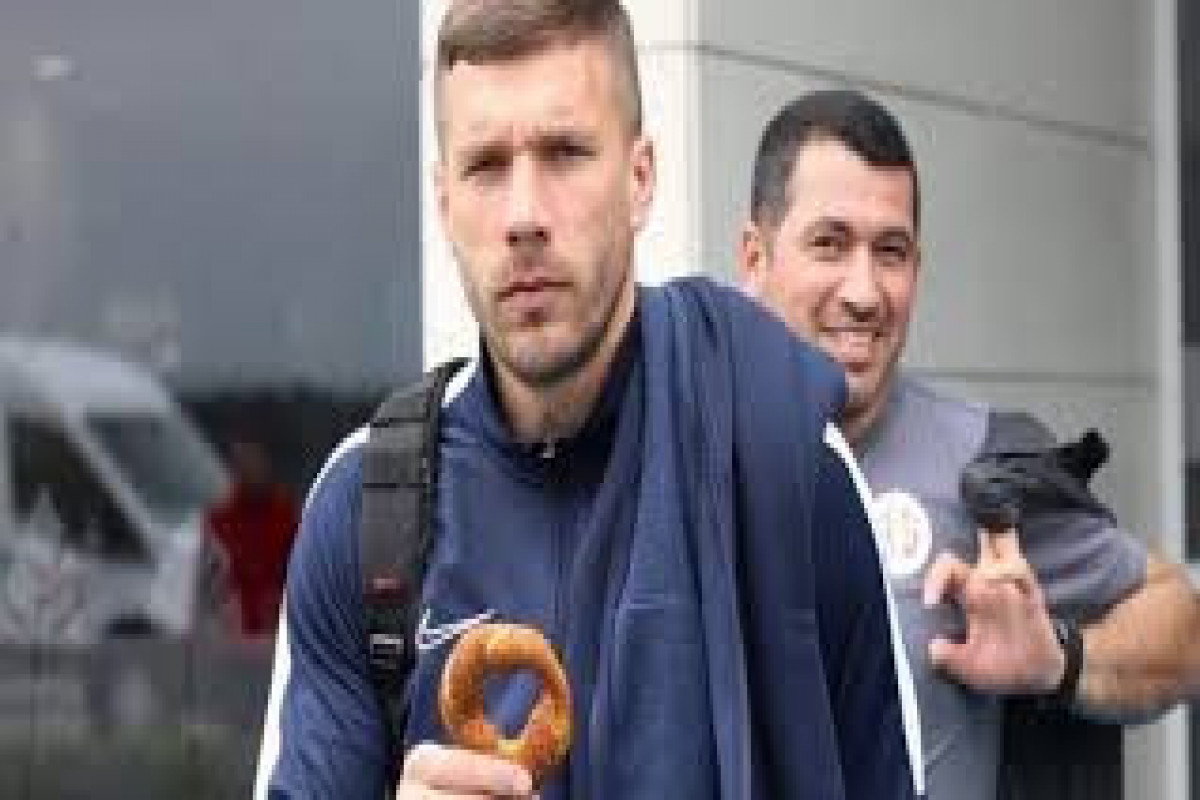 Lukas Podolski Polşa klubu ilə müqavilə imzalayıb