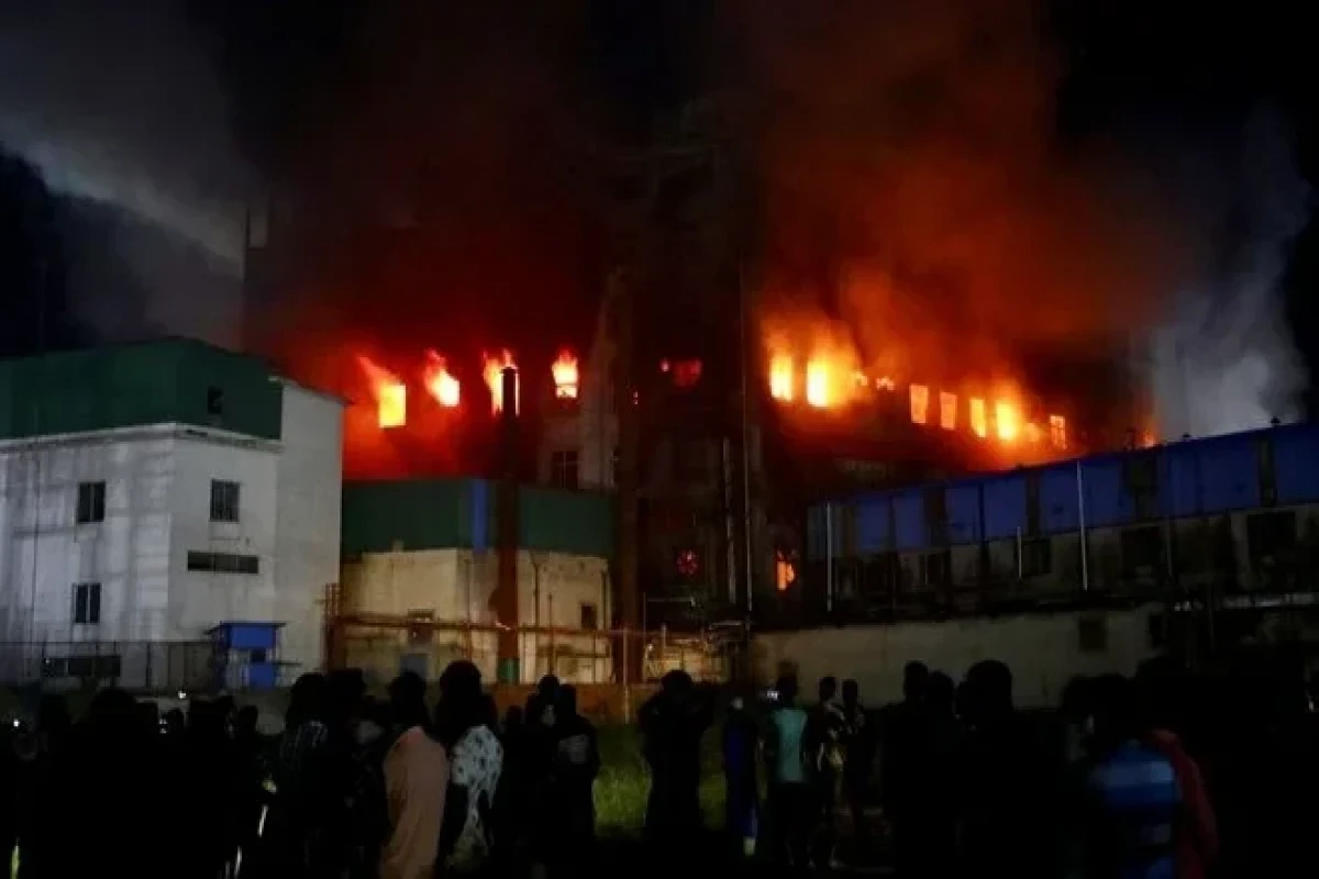 При пожаре на заводе в Бангладеш погибли 53 человека