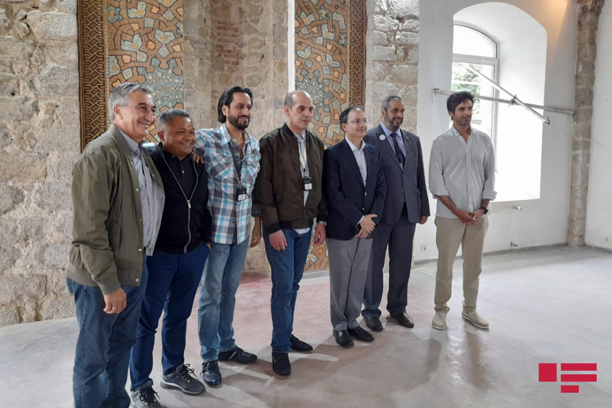 Иностранные дипломаты в мечети Саатлы в Шуше