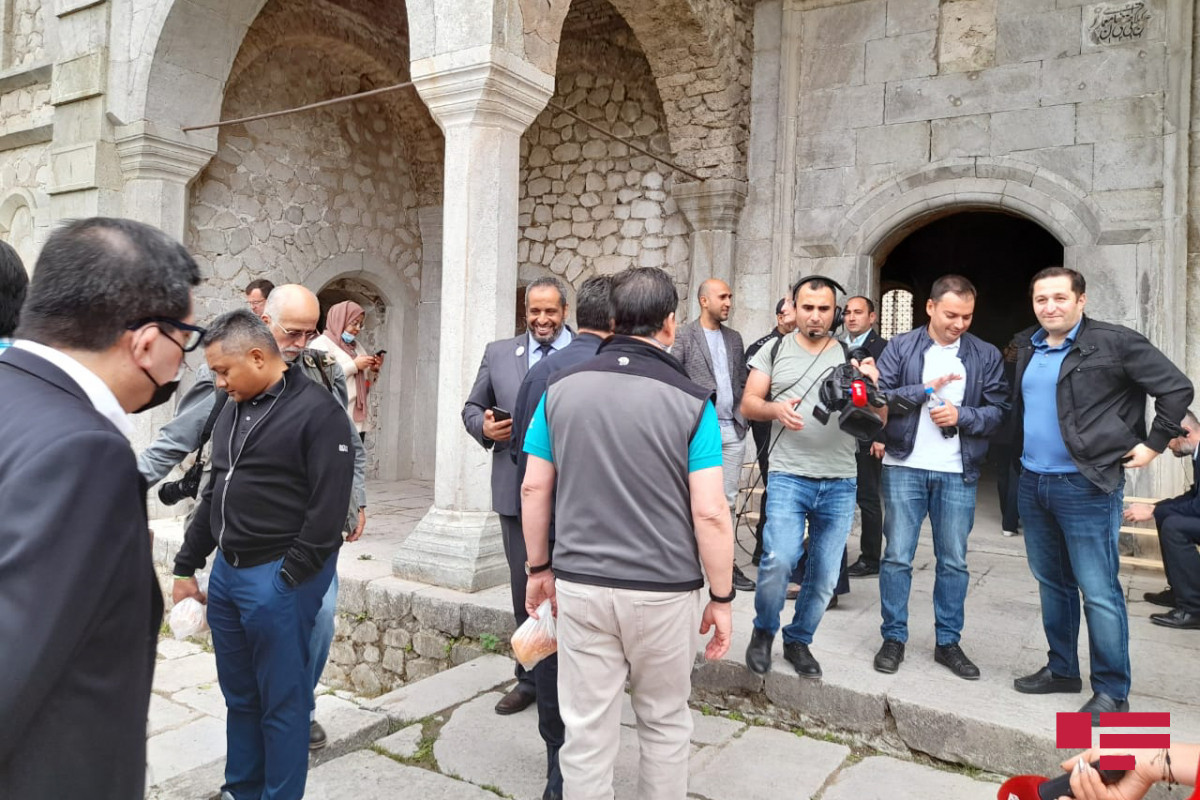 Xarici diplomatların Aşağı Gövhər Ağa məscidi ilə tanışlığı