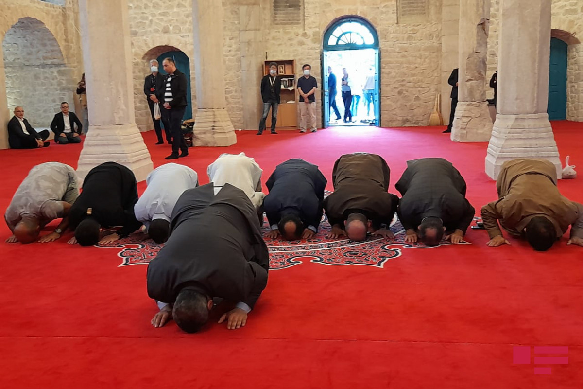 Дипломаты некоторых мусульманских стран совершили намаз в мечети Юхары Говхар Ага