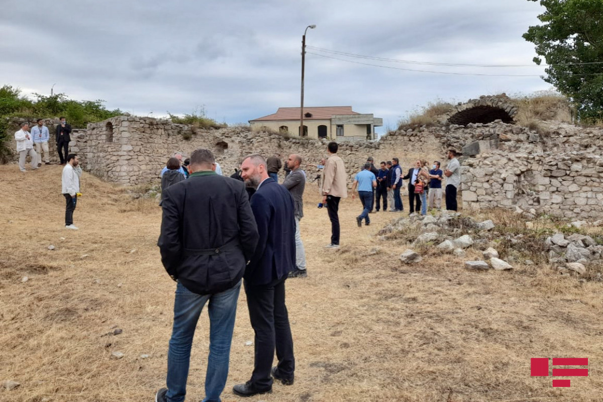 Иностранные дипломаты осмотрели остатки дворца Панахали хана в Шуше-ВИДЕО 