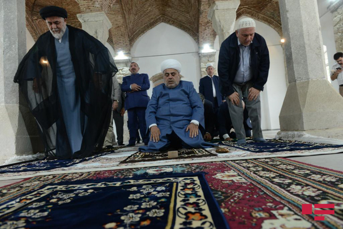 Религиозные деятели совершили намаз в мечеть Саатлы в Шуше