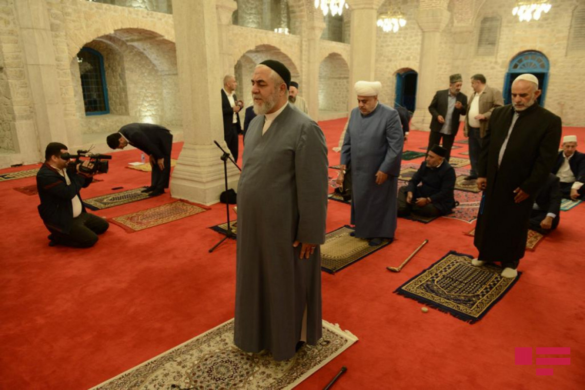 Clerics pray at Yukhari Govhar Agha mosque in Shusha-PHOTO 