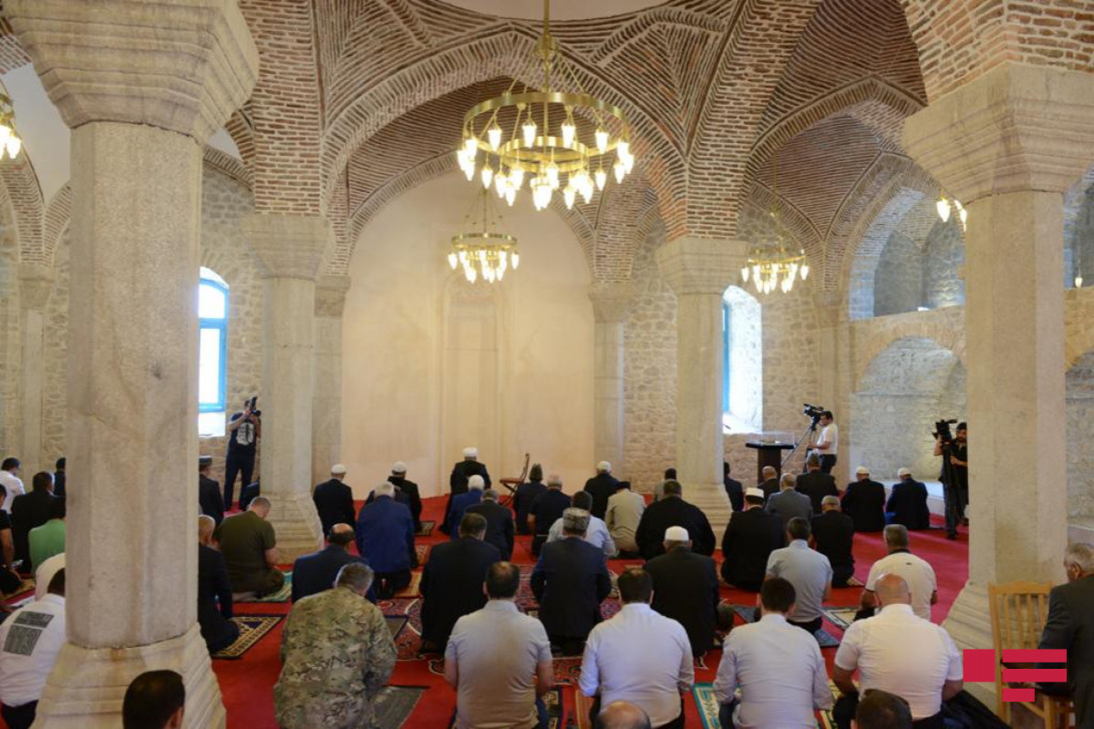 Din xadimləri Yuxarı Gövhər Ağa məscidində Quran oxuyub, camaat namazı qılıblar - FOTOLENT 