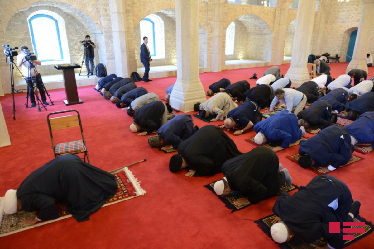 Din xadimləri Yuxarı Gövhər Ağa məscidində Quran oxuyub, camaat namazı qılıblar - FOTOLENT 