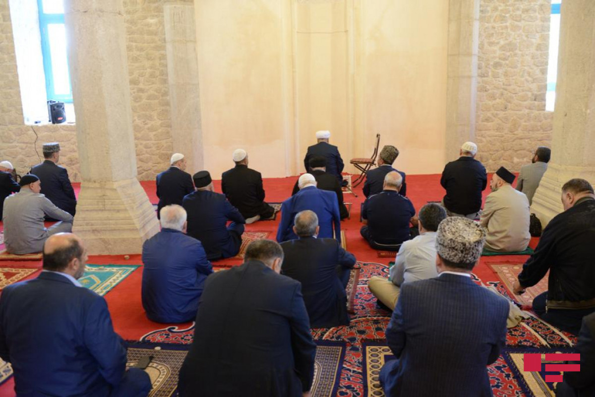 Религиозные деятели прочитали Коран, совершили «джамаат намазы» в мечети Юхары Говхар Ага – ФОТО  