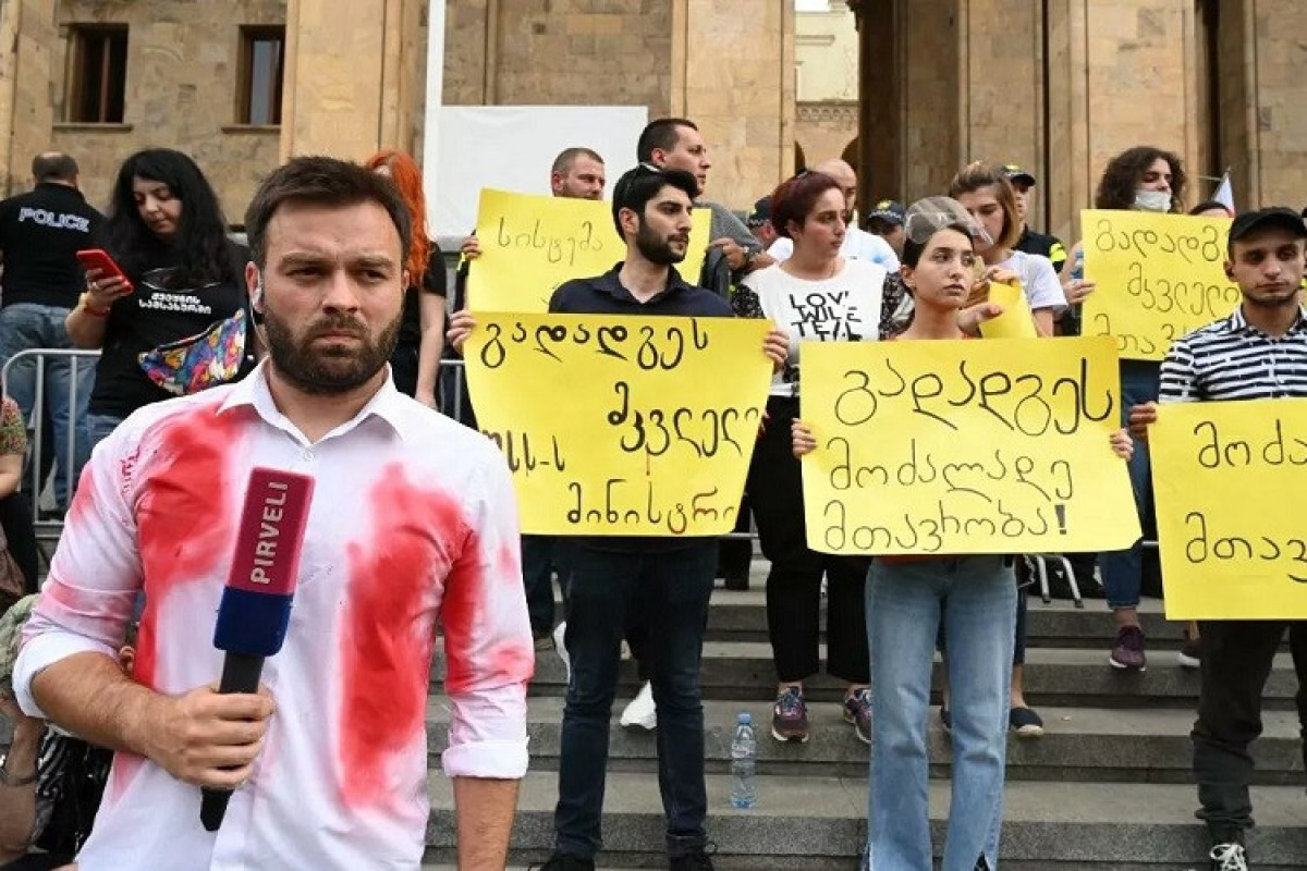 Gürcüstanda hakim partiyanın ofisi qarşısında aksiya keçirən 12 nəfər saxlanılıb