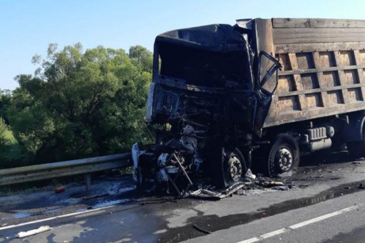 Rusiyada yol qəzasında yanan yük maşınının sürücüsü ölüb