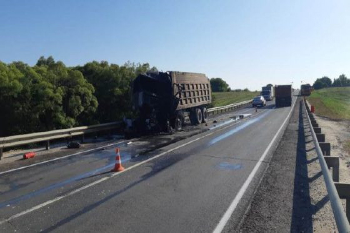 Rusiyada yol qəzasında yanan yük maşınının sürücüsü ölüb