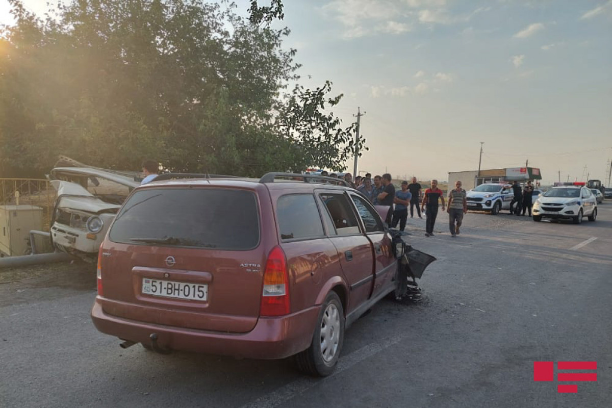 В Баку «Mercedes» врезался в автобусную остановку