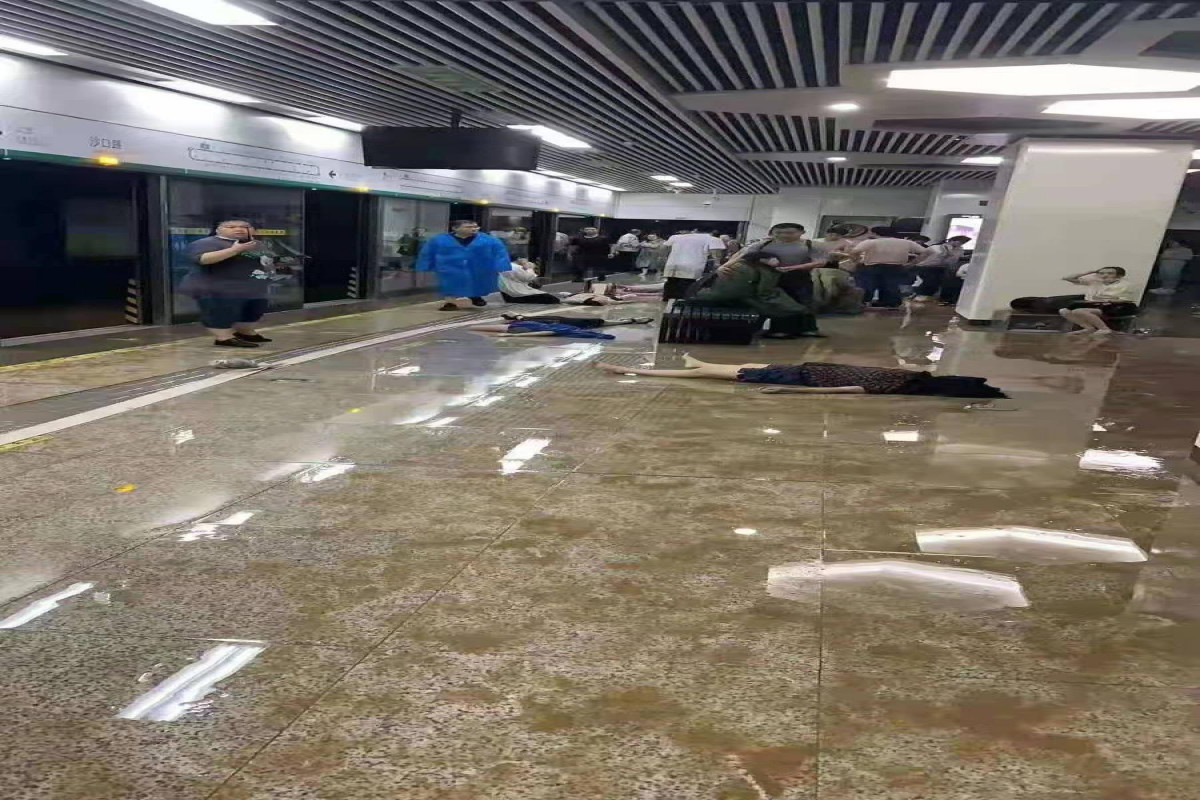 Çində sel zamanı metro tunellərinə su dolub, ölənlər var - FOTO 