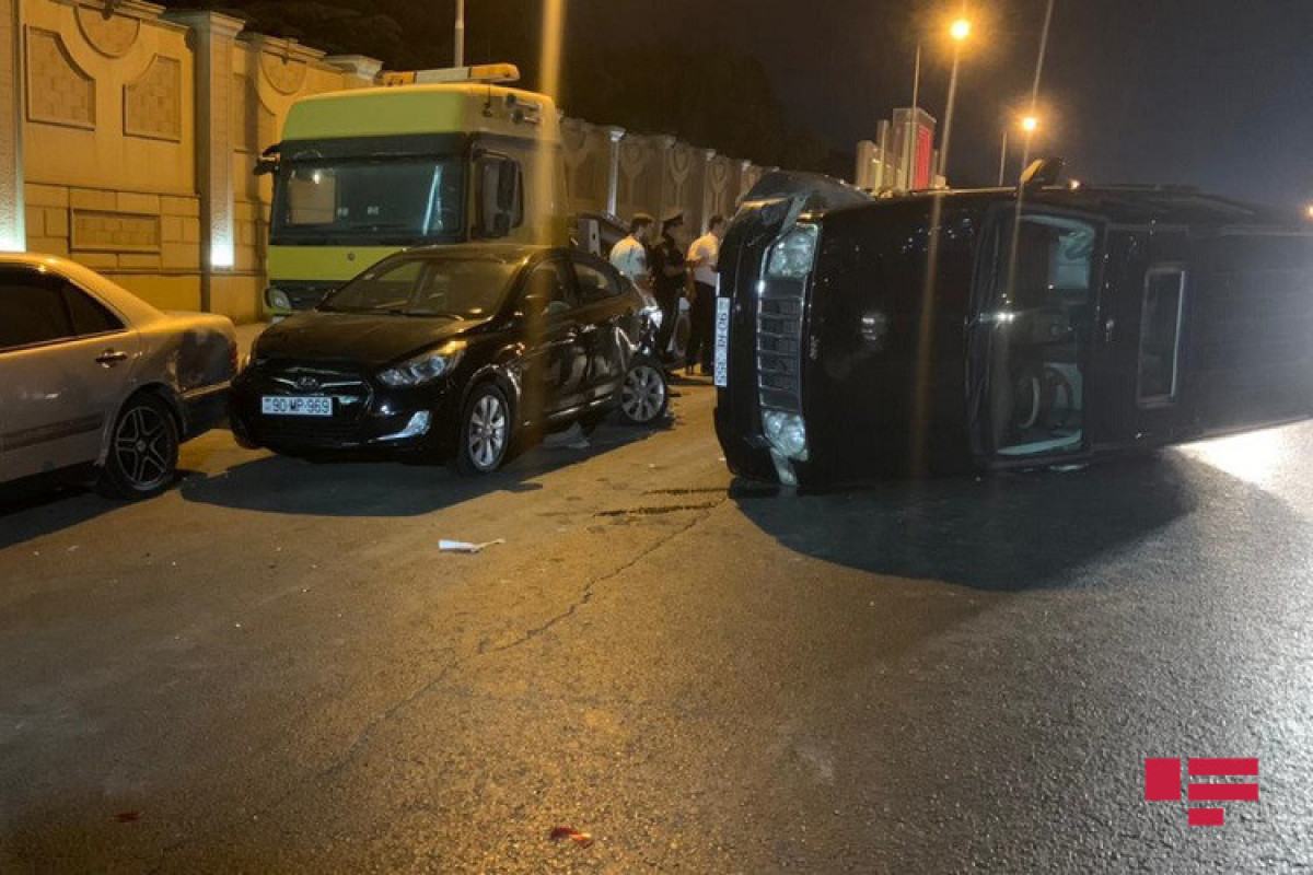 В Баку произошло ДТП с участием пяти машин, виновник сбежал с места происшествия -ФОТО 