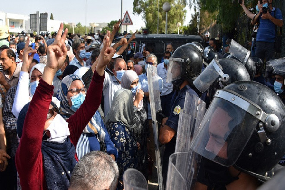 Президент Туниса ввел комендантский час и запретил массовые собрания