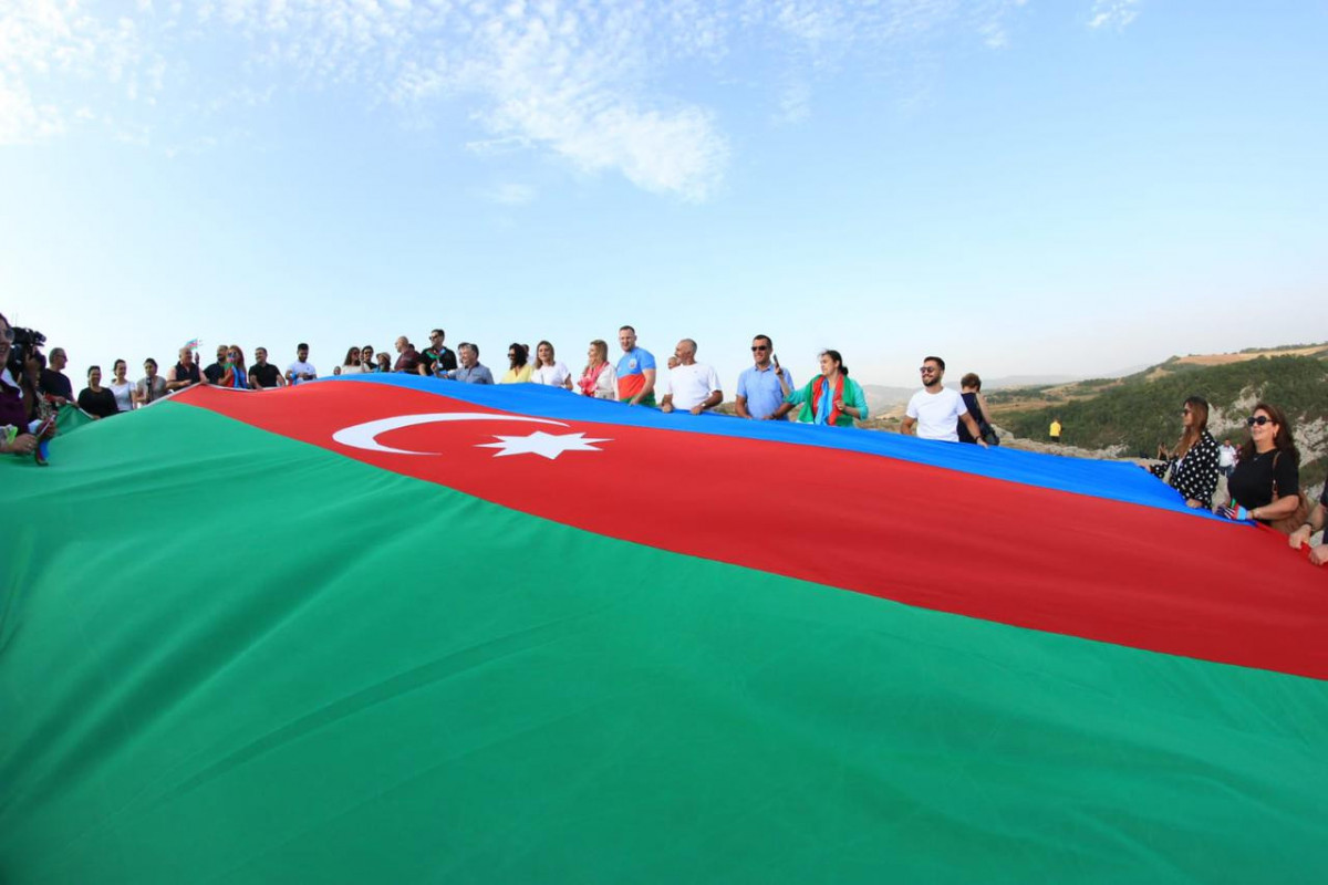 Diaspor nümayəndələri Cıdır düzündə Azərbaycan bayrağını dalğalandırıblar - FOTO 