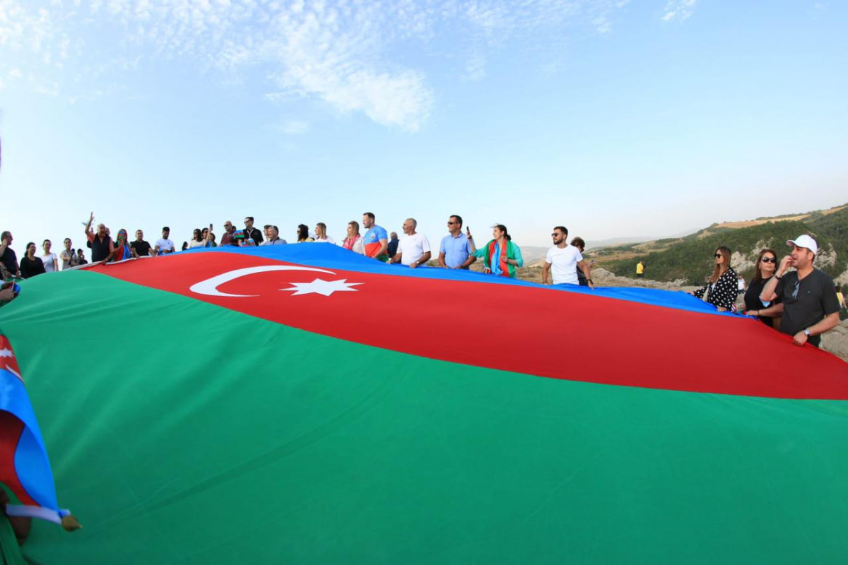 Diaspor nümayəndələri Cıdır düzündə Azərbaycan bayrağını dalğalandırıblar - FOTO 
