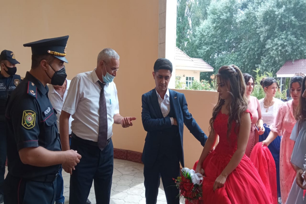 В Зардабе жениха и невесту не впустили в дом торжеств из-за отстутствия COVID паспортов-ФОТО 