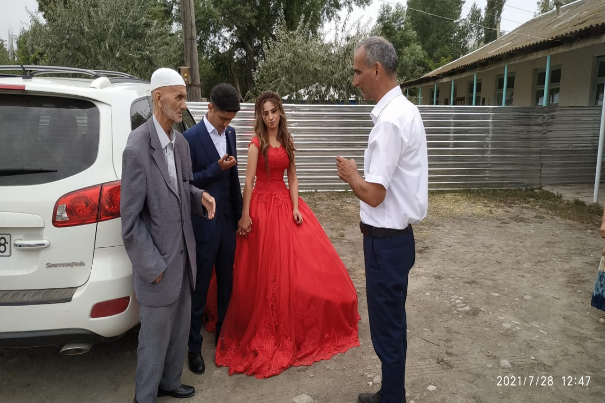 В Зардабе жениха и невесту не впустили в дом торжеств из-за отстутствия COVID паспортов-ФОТО 