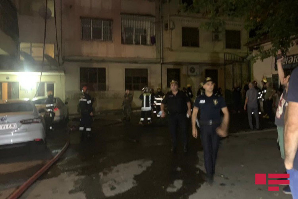 В Баку в многоэтажном здании произошел пожар-ВИДЕО 