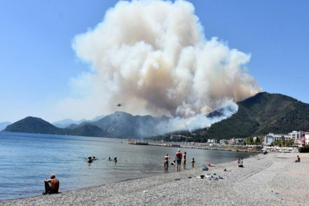 На курорте Мармарис в Турции вспыхнул пожар