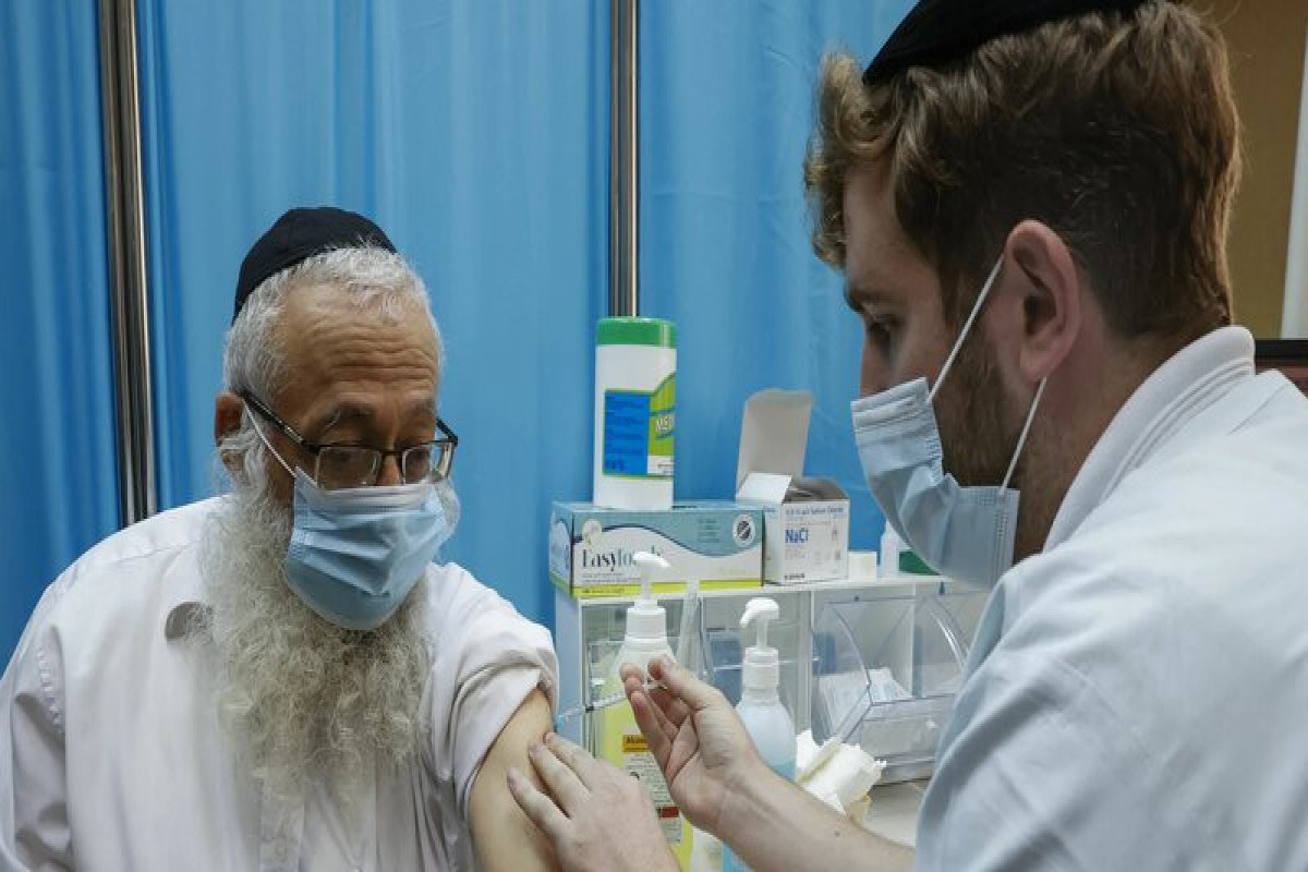 В Израиле началась вакцинация лиц старше 60 лет третьей дозой Pfizer