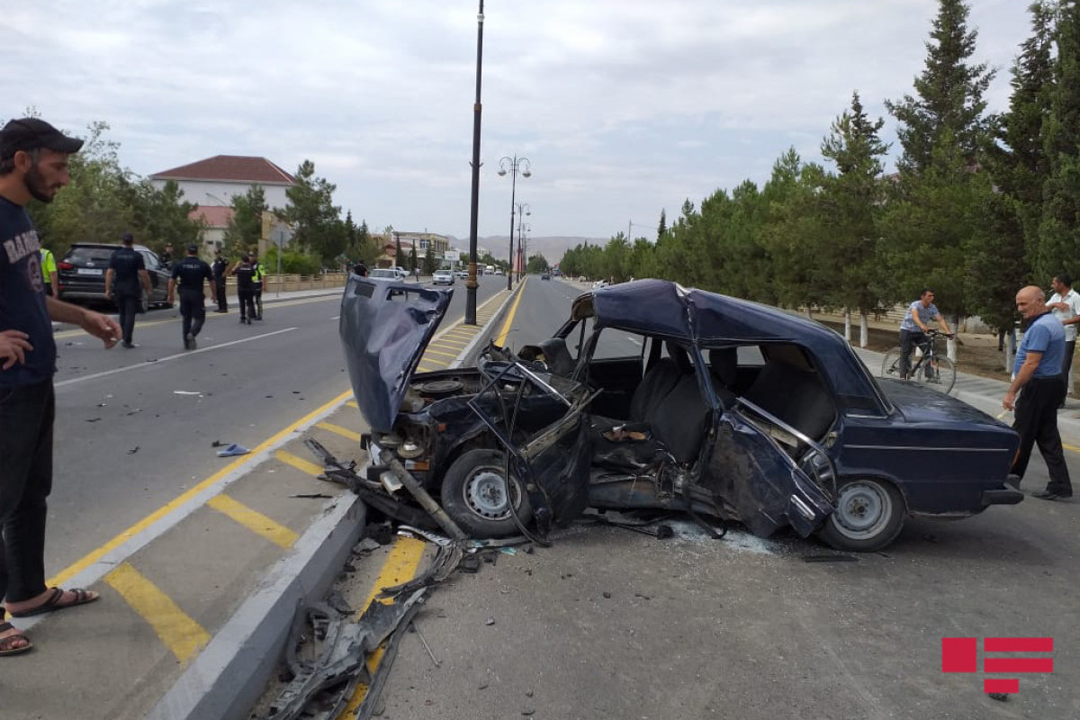 В Гаджигабуле столкнулись два автомобиля, 4 члена одной семьи получили травмы, один погиб