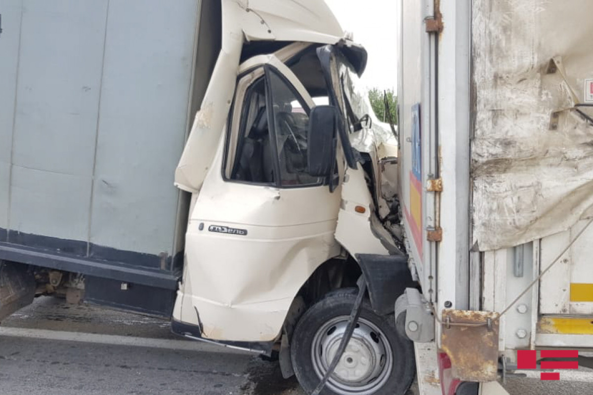 На дороге Баку-Газах столкнулись два грузовика,