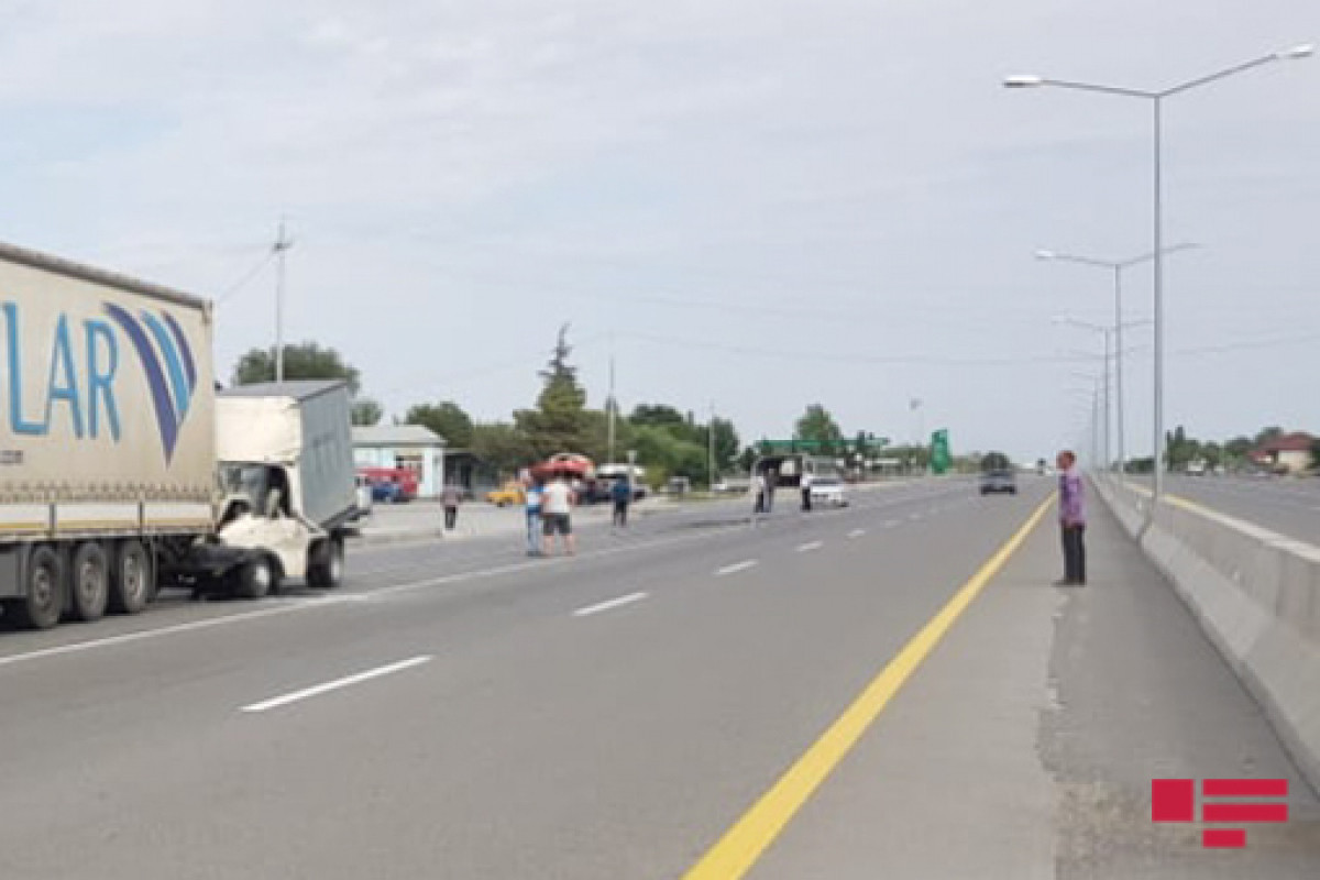 На дороге Баку-Газах столкнулись два грузовика,