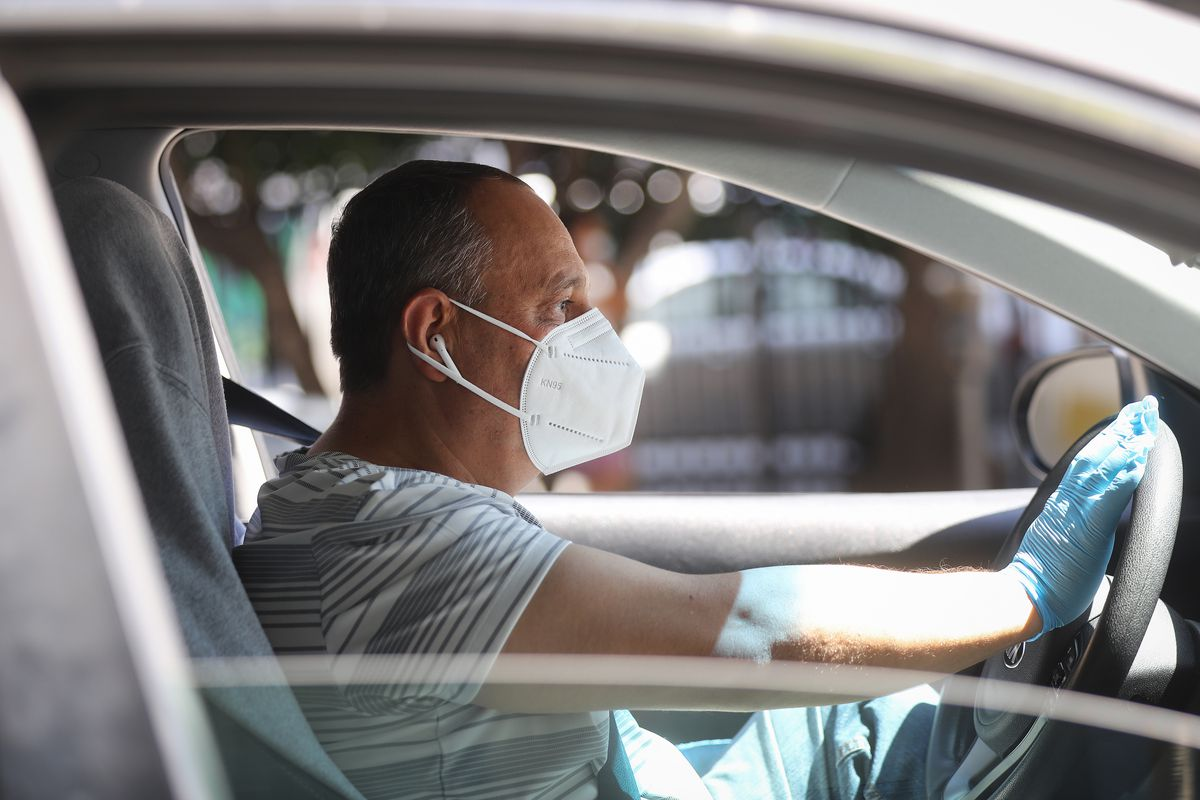 Кабмин: Использование медицинской маски в личных автомобилях не требуется