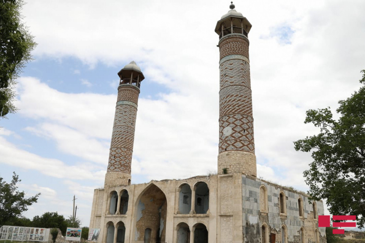 В рамках ознакомления с состоянием культурного наследия журналисты побывали в Агдамской мечети