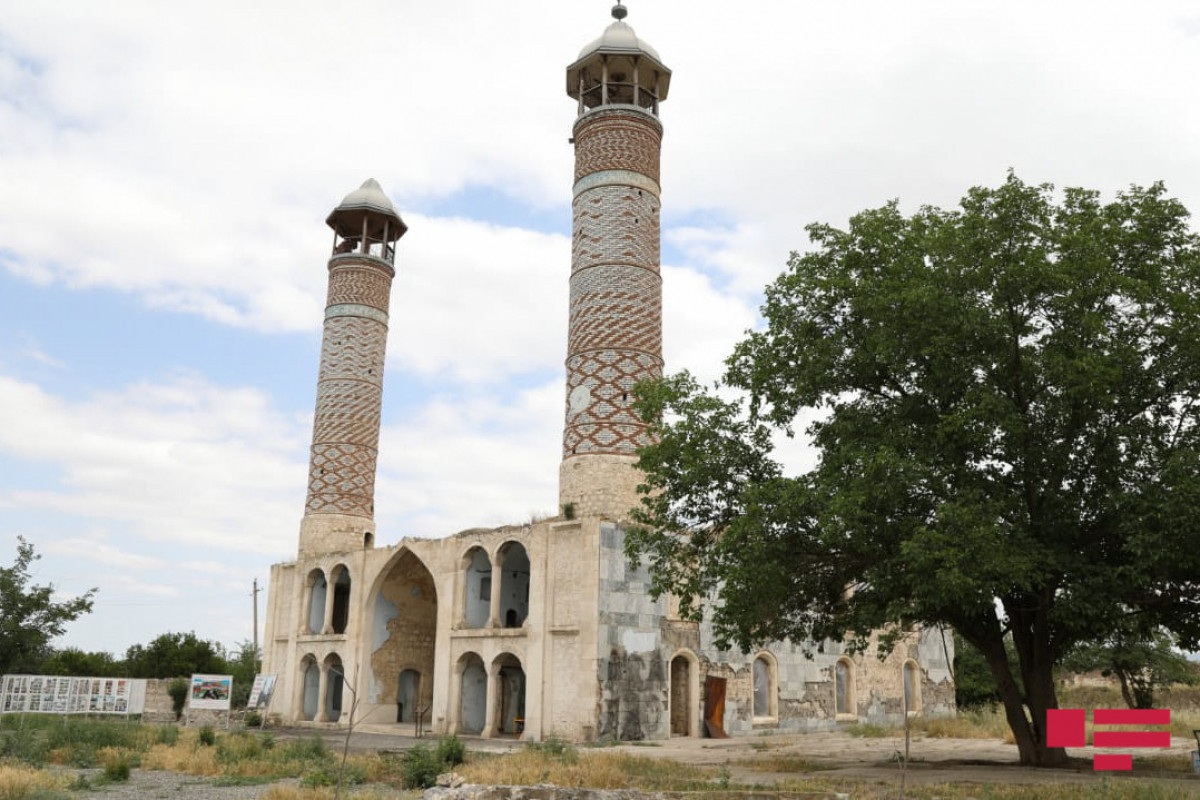 В рамках ознакомления с состоянием культурного наследия журналисты побывали в Агдамской мечети