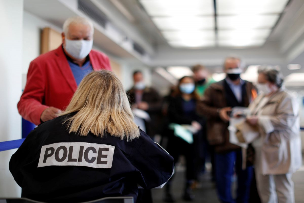 UK and U.S. travellers must be vaccinated to enter France -minister