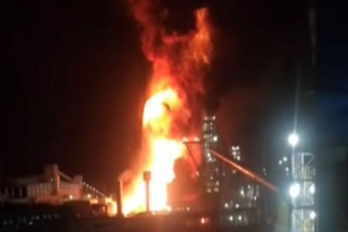 На сталелитейном заводе в Иране произошел сильный пожар