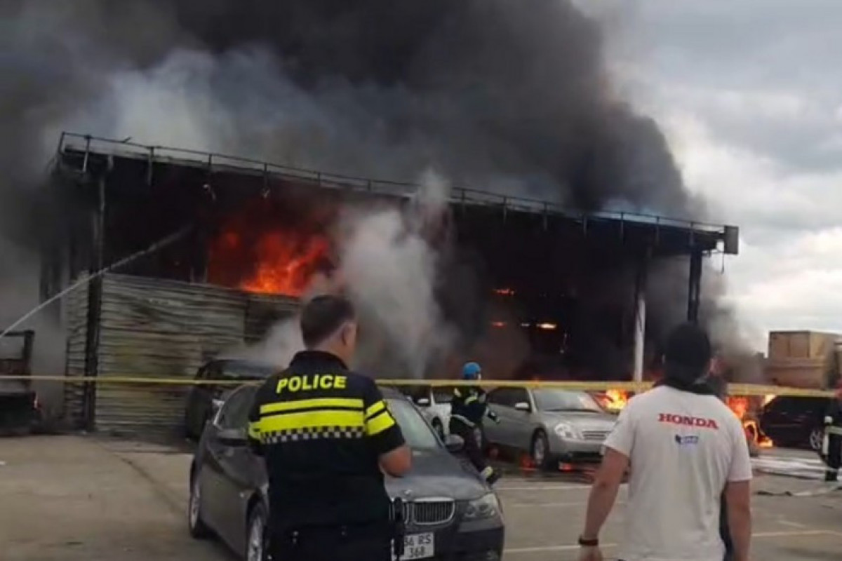 Пожар на автомобильном рынке в грузинском городе Рустави потушен - ОБНОВЛЕНО -ФОТО 