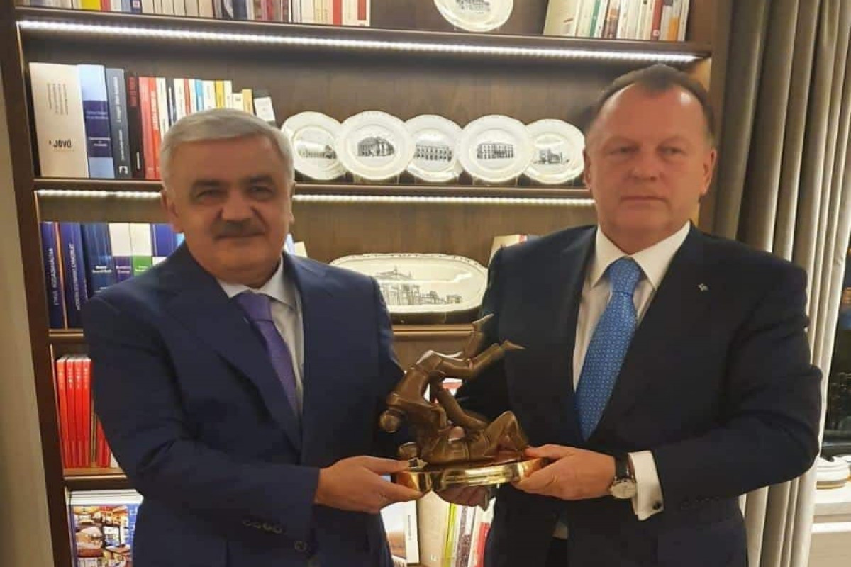 Rövnəq Abdullayev Budapeştdə Beynəlxalq Cüdo Federasiyasının prezidenti ilə görüşüb