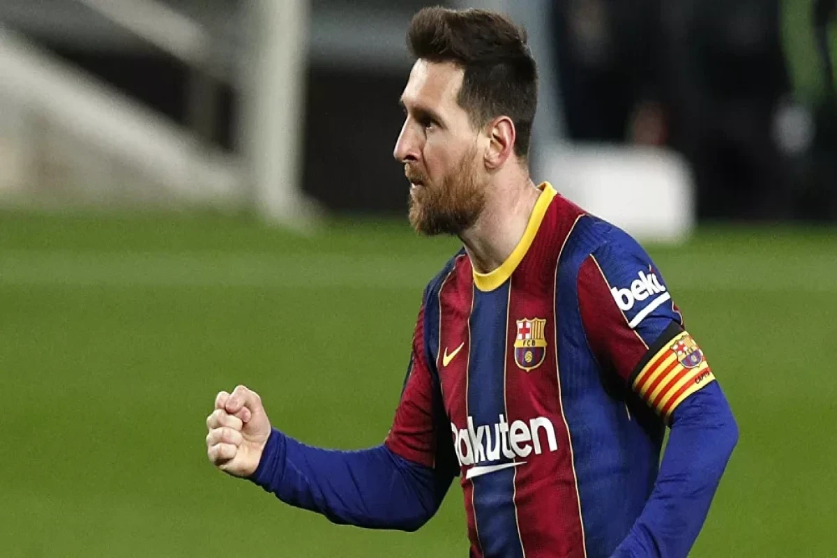 PSG confirms talks with Lionel Messi despite reports Barcelona icon close to extending Catalan stay