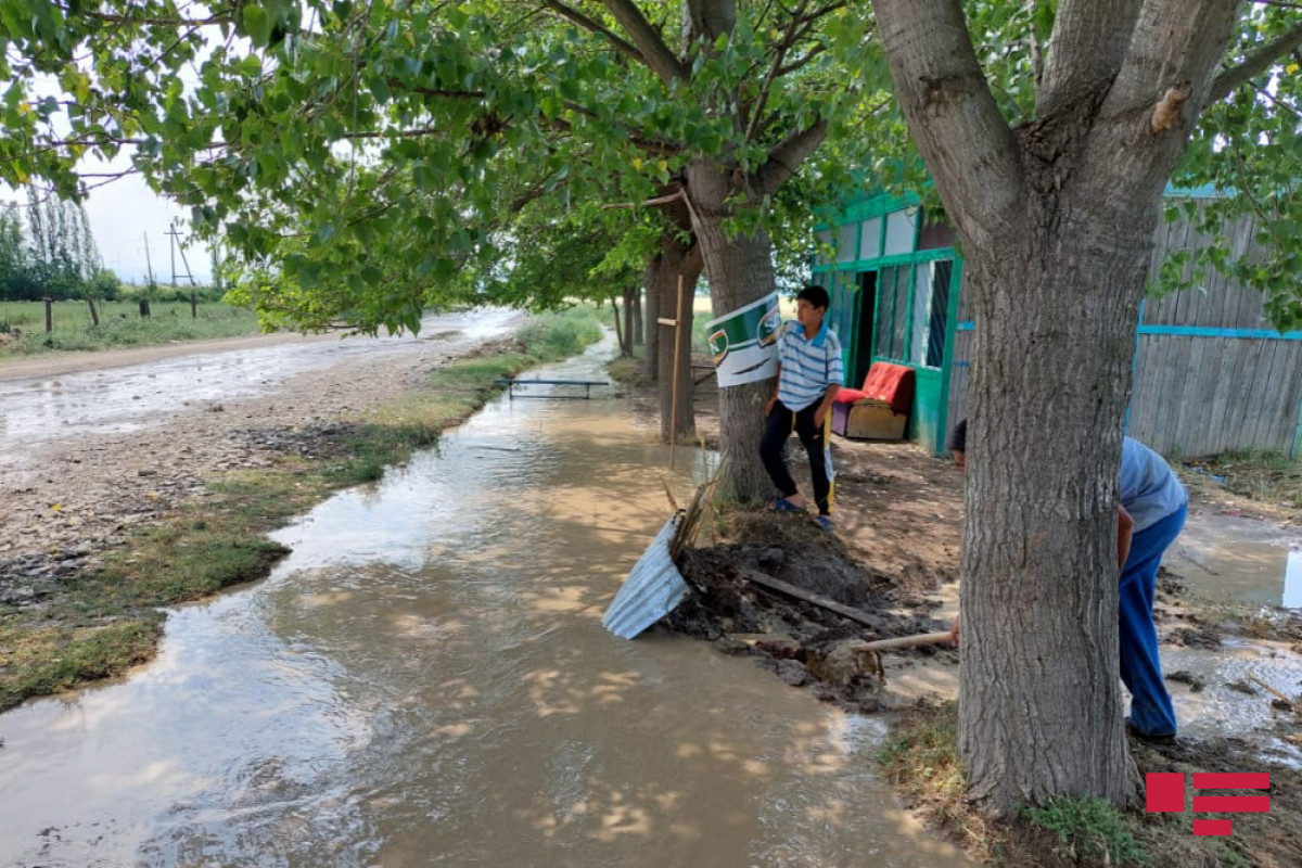 Güclü yağış Goranboyda fəsadlar törədib, Bakı-Qazax yolunda körpünün ətrafını sel basıb - FOTO  - YENİLƏNİB 