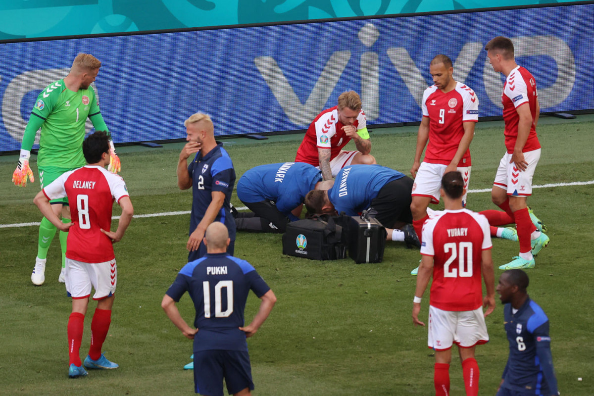 Евро-2020:  Эриксен потерял сознание на поле, матч Дания-Финляндия прерван