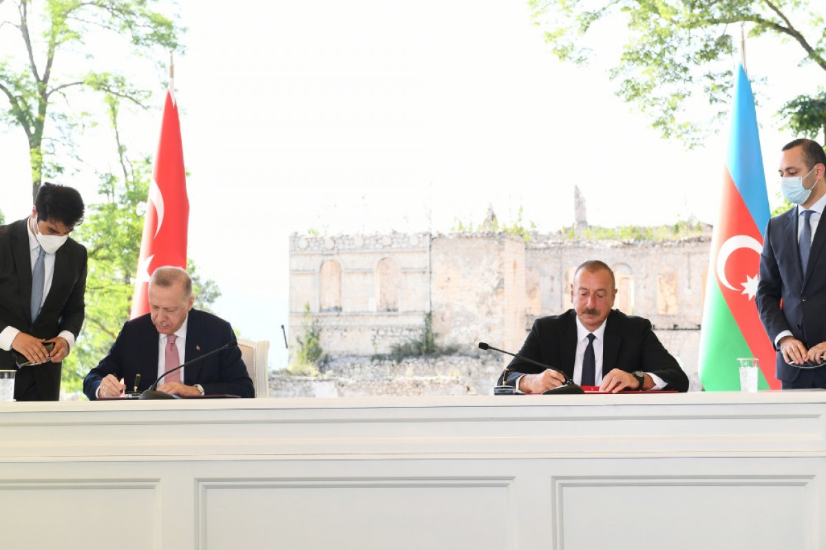 Подписание Шушинской декларации о союзничестве между Азербайджаном и Турцией