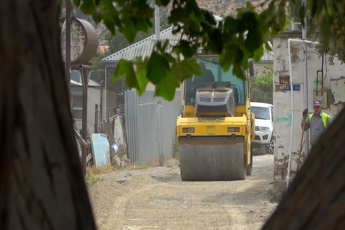 Səbail rayonunda iki küçədə təmir işləri davam etdirilir  - FOTO 