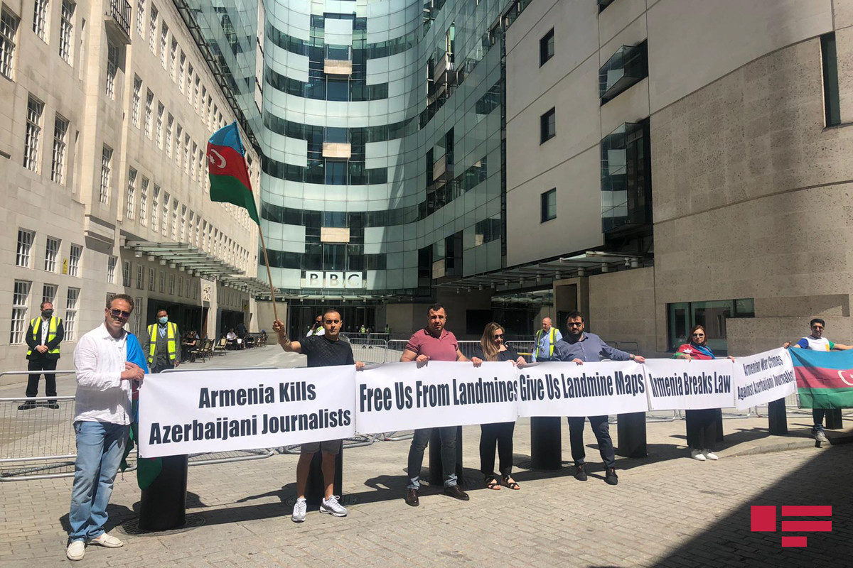 Londonda yaşayan azərbaycanlılar BBC-nin binası qarşısında aksiya keçirib - FOTO 