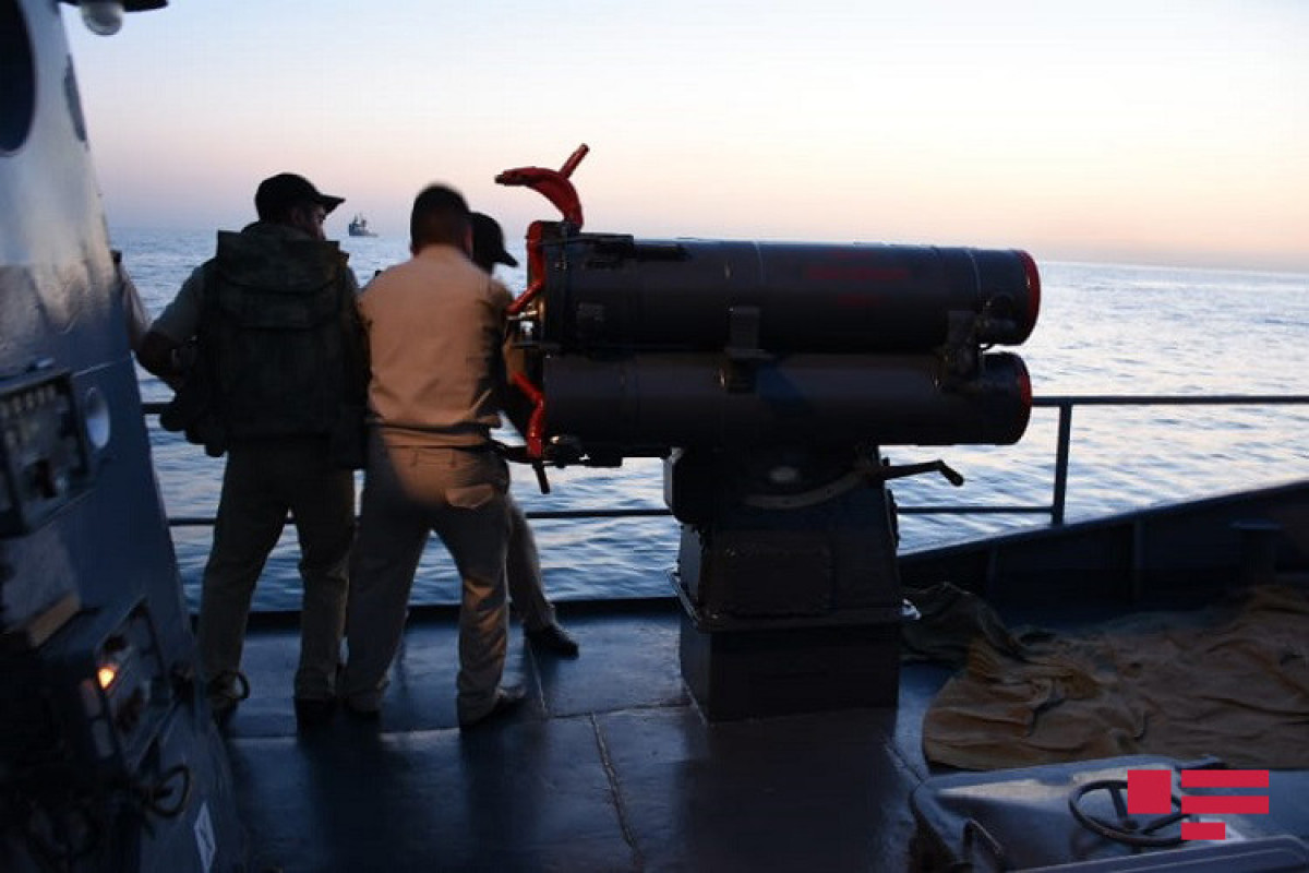 Night firing performed during Navy exercises-PHOTO 